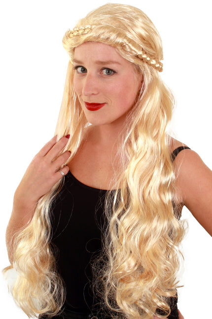 Blonde pruik met lange golvende krullen en gevlochten haarband, gedragen door dame voor een themafeest