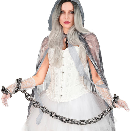 Boevenketting tussen twee handen gespannen bij een spookbruid-look voor Halloween