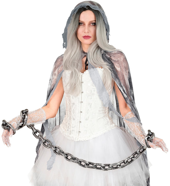 Boevenketting tussen twee handen gespannen bij een spookbruid-look voor Halloween