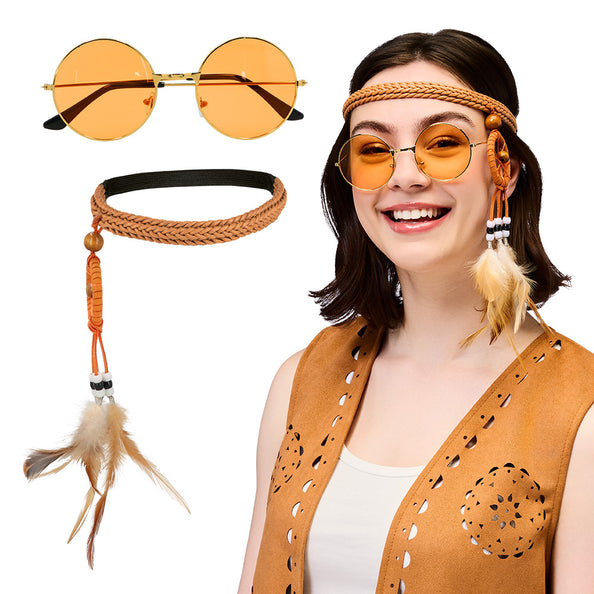Boho set met gevlochten hoofdband met veren en ronde oranje partybril, los en gedragen bij een hippielook
