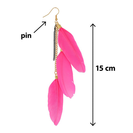 Boho veren oorbel roze van 15 cm met goudkleurig oorhaakje en een zwart kettinkje naast de gouden