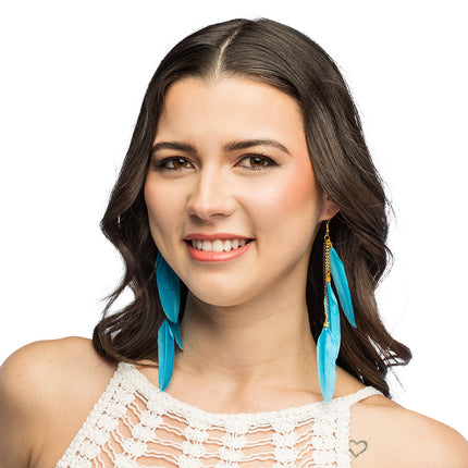 Boho veren oorbellen blauw gedragen door een vrouw, lange veren tot op de schouders voor een hippiefeest