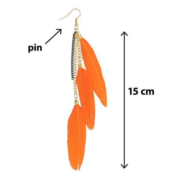 Boho verenoorbel oranje met drie veren, gouden kettinkjes en een zwart kettinkje, 15 cm lang