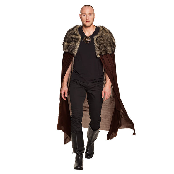 Cape Night hunter bruin met imitatiebonten schouderstuk, gedragen door man bij zwart shirt