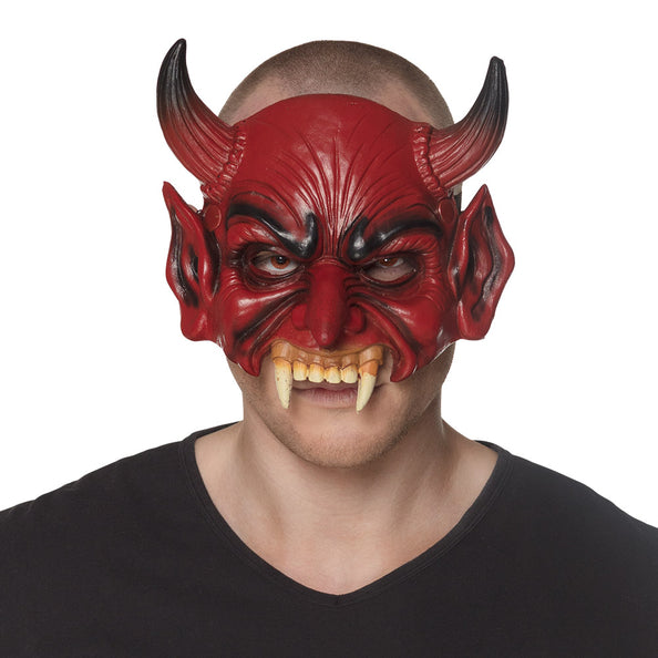 Foam masker duivel in rood met zwarte horens en uitstekende hoektanden, gedragen door een man op Halloween