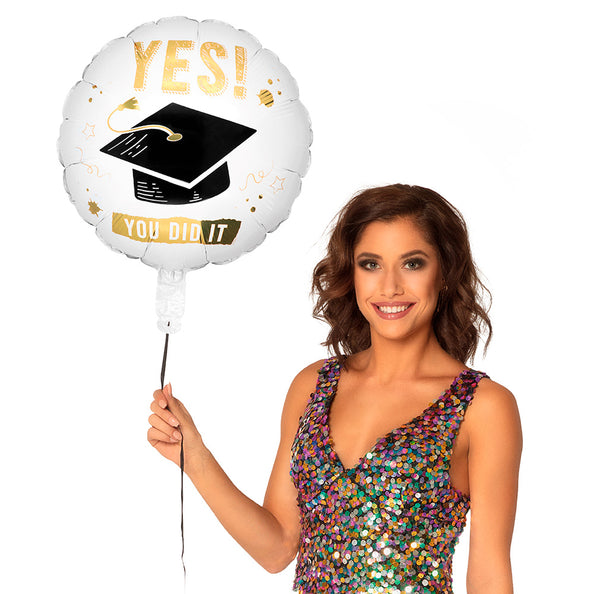 Folieballon 'Yes you did it' van 45 cm, wit met gouden letters en zwarte hoed, aan een stokje