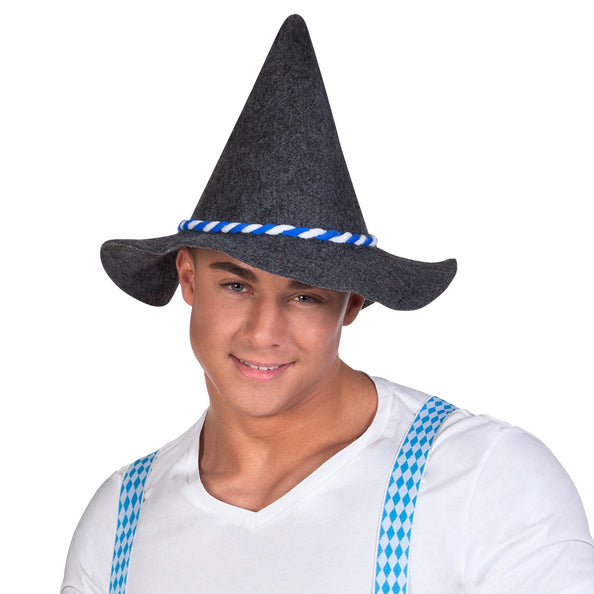 Hoed Beieren goedkoop, donkergrijze puntige tirolerhoed met blauw-wit koord, gedragen door een man op Oktoberfest