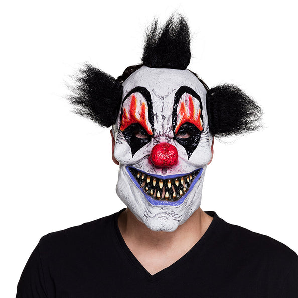 Scary clown masker van latex met wit gezicht, rode neus, paarse grijns en zwarte haarplukken voor Halloween