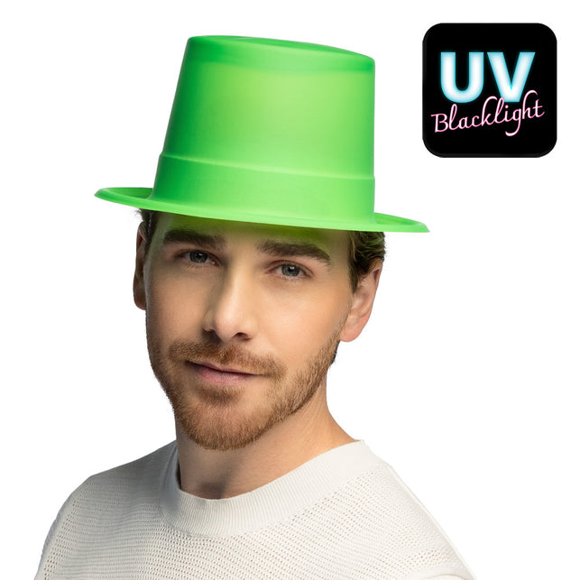 Neongroene neon hoge hoed UV met ribbel onder de bol, gedragen door een man op een jaren 80-feest