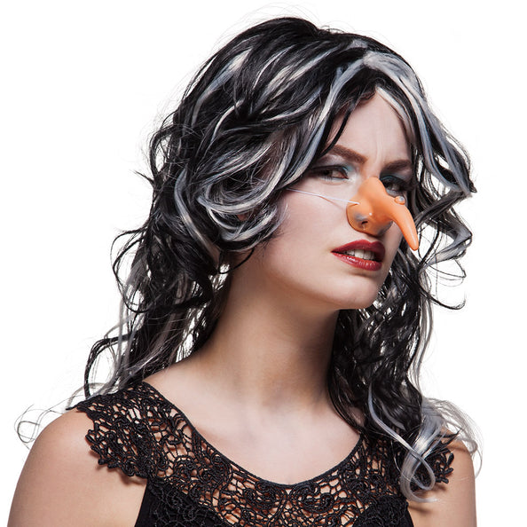 Heksenneus met lange gebogen punt en wratje, gedragen met wit elastiek bij een halloweenlook