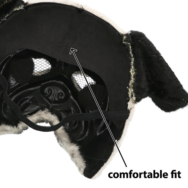 Binnenkant van het pluche pug masker met elastiek en gaas achter de oogopeningen