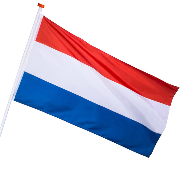 Polyester vlag Nederland in rood, wit en blauw wapperend aan een witte stok voor Koningsdag