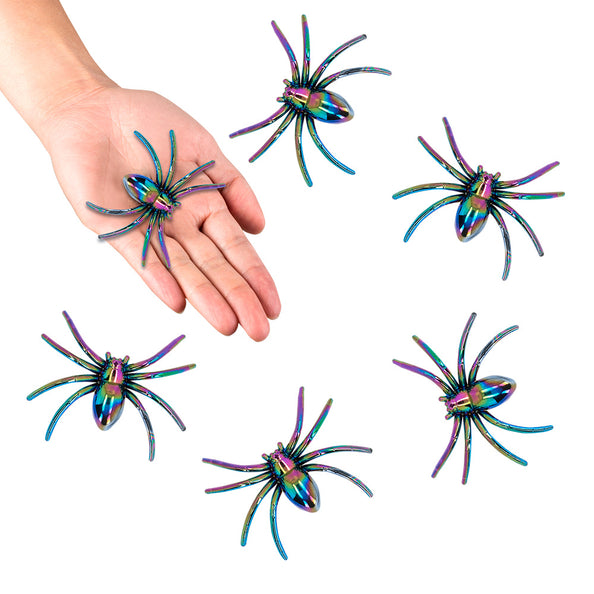 Set 6 spinnen iriserend, zes glanzende nepspinnen in regenboogkleuren naast een handpalm