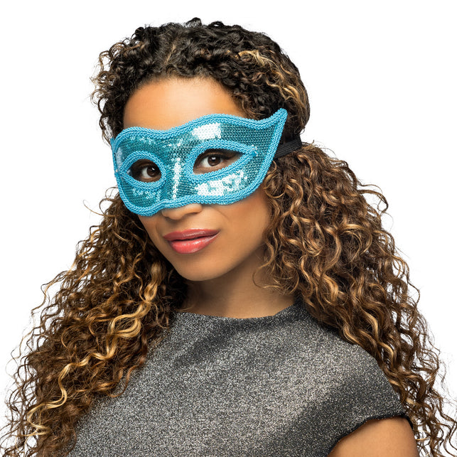 Venetiaans oogmasker met pailletten in turquoise, gedragen door vrouw met zwart bandje