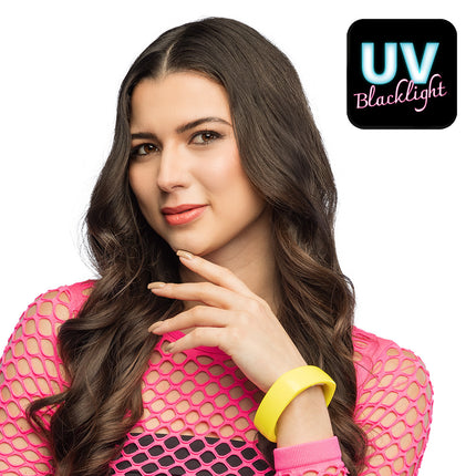 Brede armband Vivid neongeel om de pols van een vrouw, gedragen bij een roze nettop voor een neon party