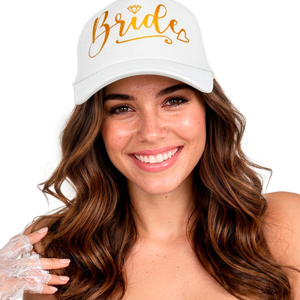 Bride pet wit gedragen door dame, gouden opdruk met diamantje op het voorpaneel