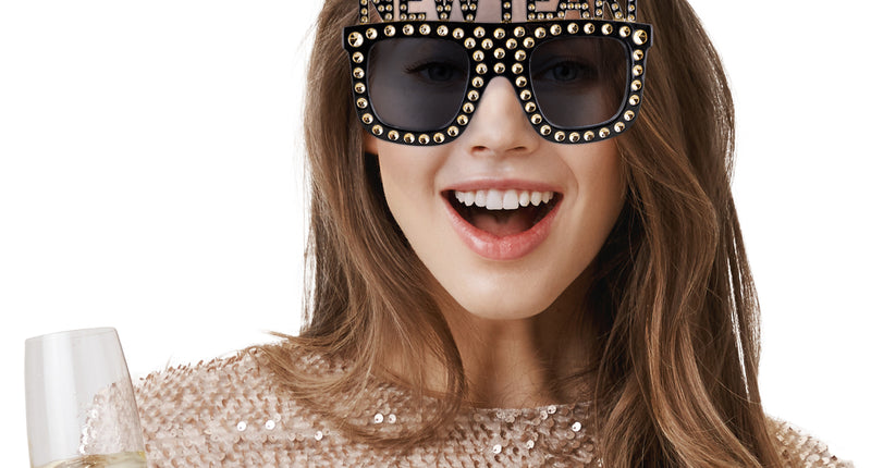 Bril happy new year gedragen door vrouw, zwart montuur met gouden studs voor oud en nieuw
