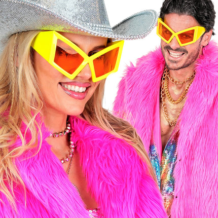 Bril oversized neon geel gedragen door een vrouw en een man op een neonfeest