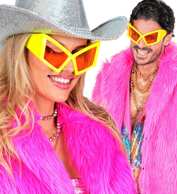 Bril oversized neon geel gedragen door een vrouw en een man op een neonfeest
