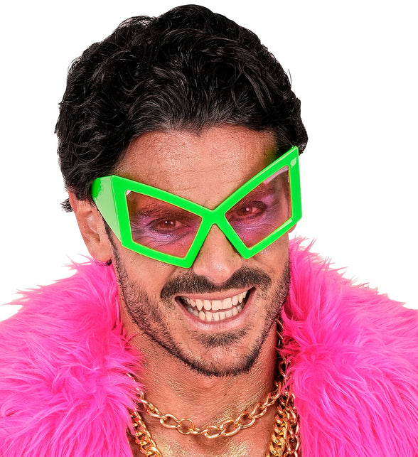 Bril oversized neon groen close-up op een heer, felgroen montuur tot over de wenkbrauwen