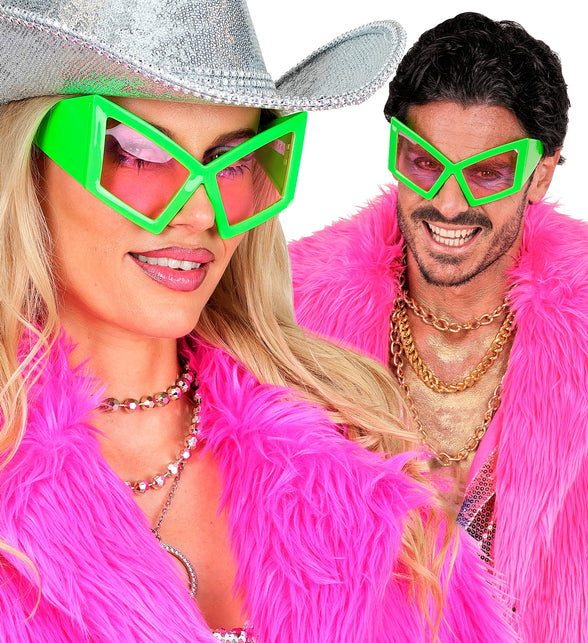 Bril oversized neon groen gedragen door een vrouw en een man op een neonfeest