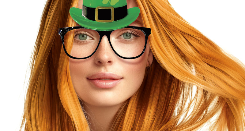 Bril st-patrick gedragen door vrouw met rood haar, zwart montuur met groene hoge hoed