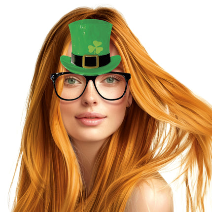 Bril st-patrick gedragen door vrouw met rood haar, zwart montuur met groene hoge hoed