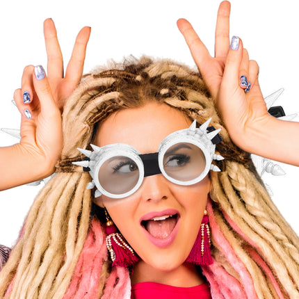 Bril steampunk wit met spikes op het voorhoofd gedragen bij een blonde dreadlockpruik op een themafeest