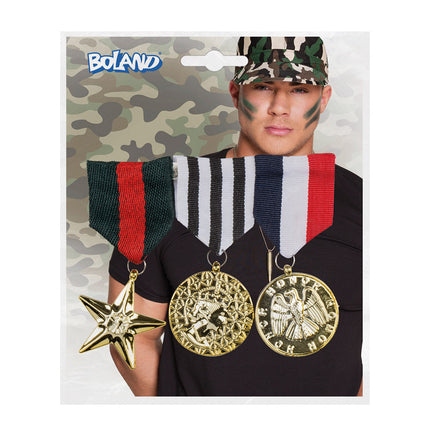 Broche eremedailles gedragen op een zwart shirt bij een legeroutfit voor carnaval
