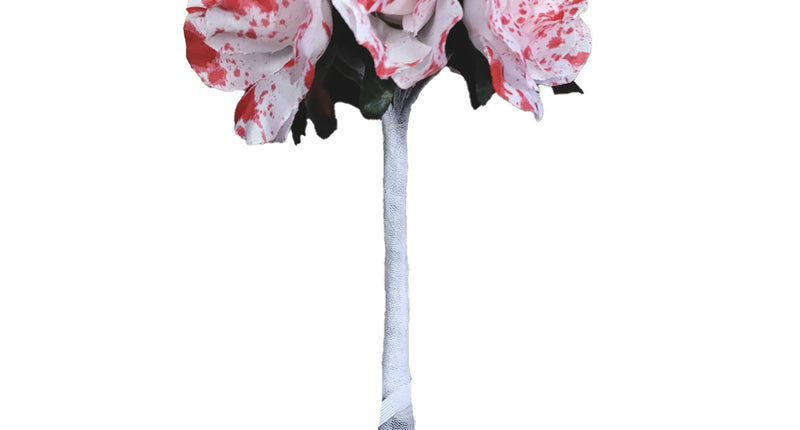 Bruidsboeket wit met bloed, witte kunstrozen met rode bloedspatten en zwarte blaadjes voor Halloween