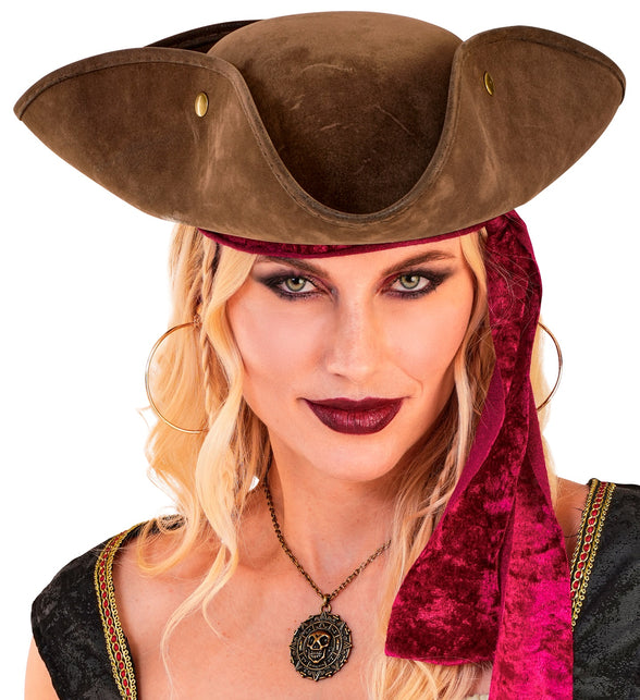 Bruine tricorn hoed gedragen door een vrouw in een piratenlook voor Halloween
