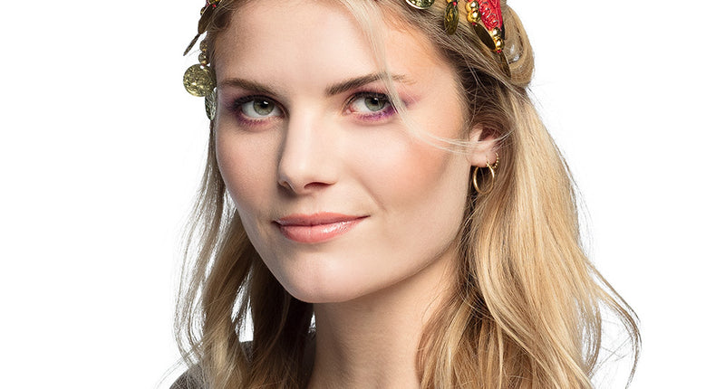 Buikdans hoofdband rood met goudkleurige muntjes en kraaltjes, gedragen in lang blond haar voor carnaval