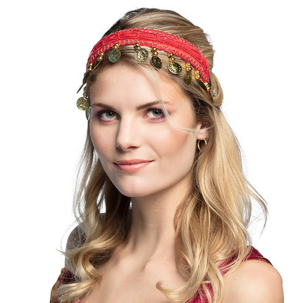 Buikdans hoofdband rood met goudkleurige muntjes en kraaltjes, gedragen in lang blond haar voor carnaval