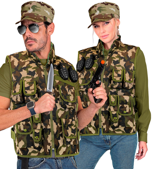 Camouflage legervest gedragen door dame en heer tijdens een legerthemafeest