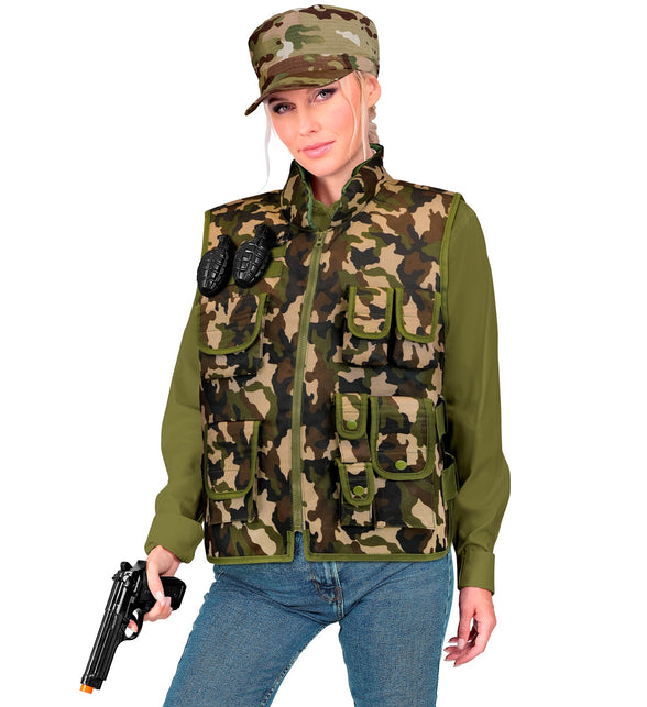 Camouflage vest voor dames over een groene blouse en jeans, met opstaande kraag