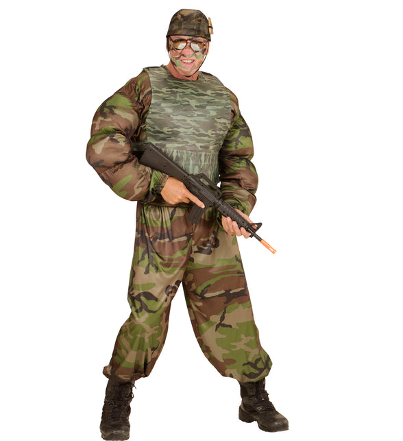 Camouflage vest in groen en bruin, gedragen bij een legerbroek voor een soldatenlook
