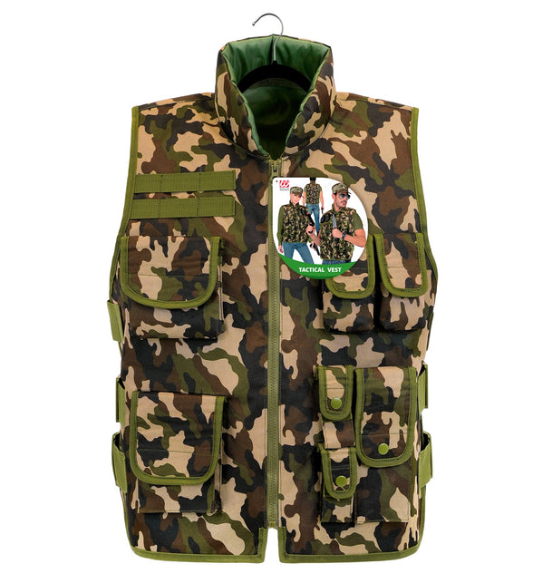 Camouflage vest aan hanger met rits, opstaande kraag en groene drukknopen op de zakken
