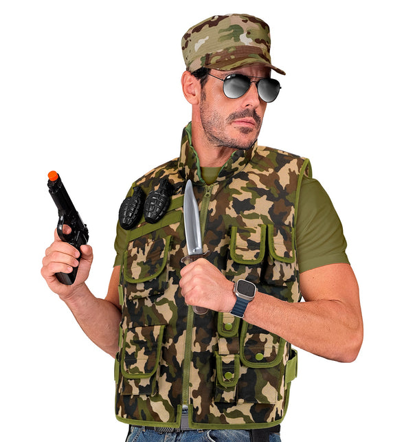 Camouflage vest voor heren over een groen T-shirt, met klepzakken en banden op de voorkant
