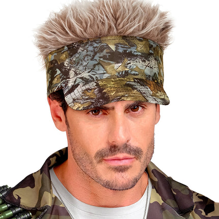 Camouflage zonneklep met rechtopstaand nephaar op het hoofd van een man, vooraanzicht