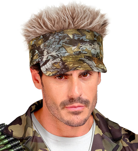 Camouflage zonneklep met rechtopstaand nephaar op het hoofd van een man, vooraanzicht