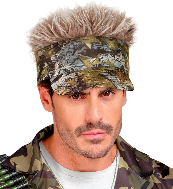 Camouflage zonneklep met rechtopstaand nephaar op het hoofd van een man, vooraanzicht