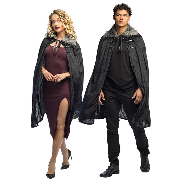 Cape Crimson vampier in zwart met grijze kraag, gedragen door een vrouw en een man voor Halloween