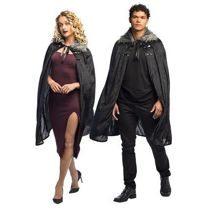 Cape Crimson vampier in zwart met grijze kraag, gedragen door een vrouw en een man voor Halloween