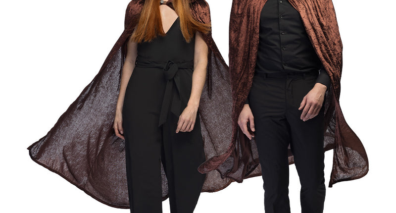 Cape Dawn bruin met puntkap, gedragen door dames en heren over zwarte kleding voor Halloween