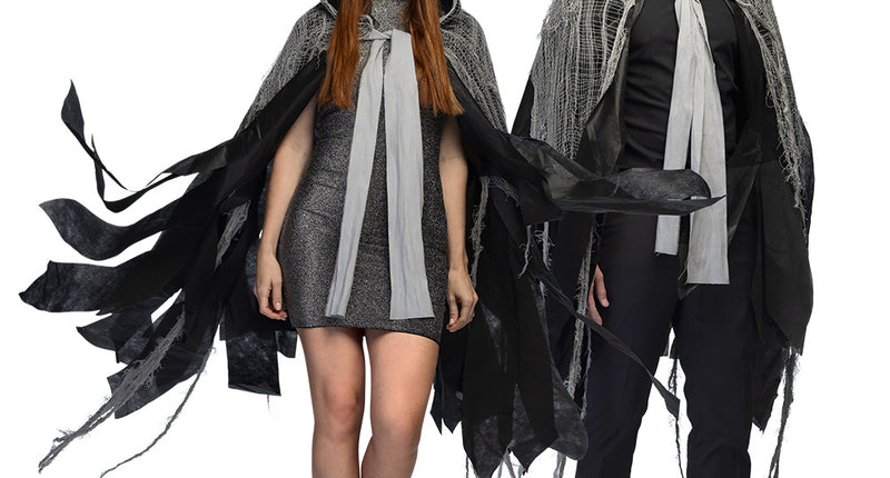 Cape Gloom in grijs en zwart met kap, gedragen door dame en heer voor Halloween