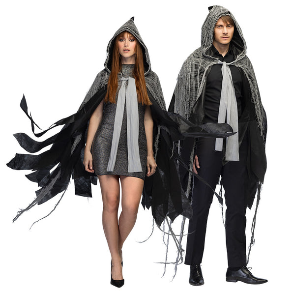 Cape Gloom in grijs en zwart met kap, gedragen door dame en heer voor Halloween