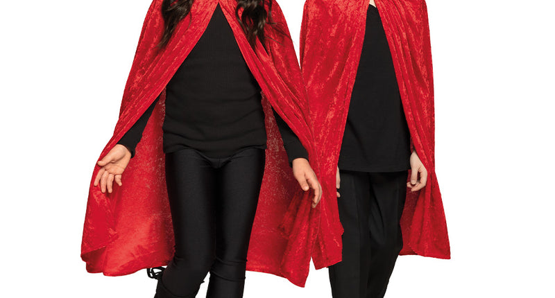 Cape kind Dawn rood met puntige kap, gedragen door meisje en jongen over zwarte kleding voor Halloween