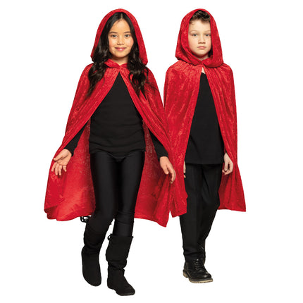 Cape kind Dawn rood met puntige kap, gedragen door meisje en jongen over zwarte kleding voor Halloween