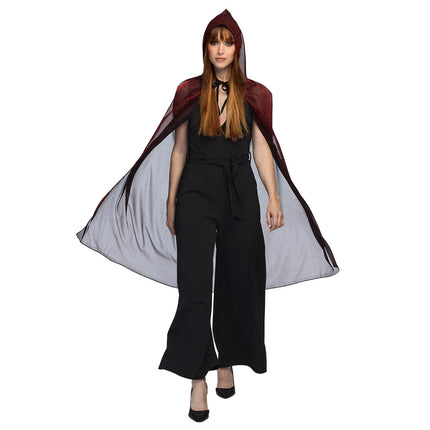 Cape Night sky rood op vrouw, lange rode glittercape met opgezette kap over zwarte jumpsuit