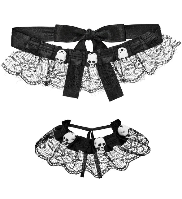 Choker en armband met schedels in zwart kant, elk met drie witte schedeltjes en satijnen strik
